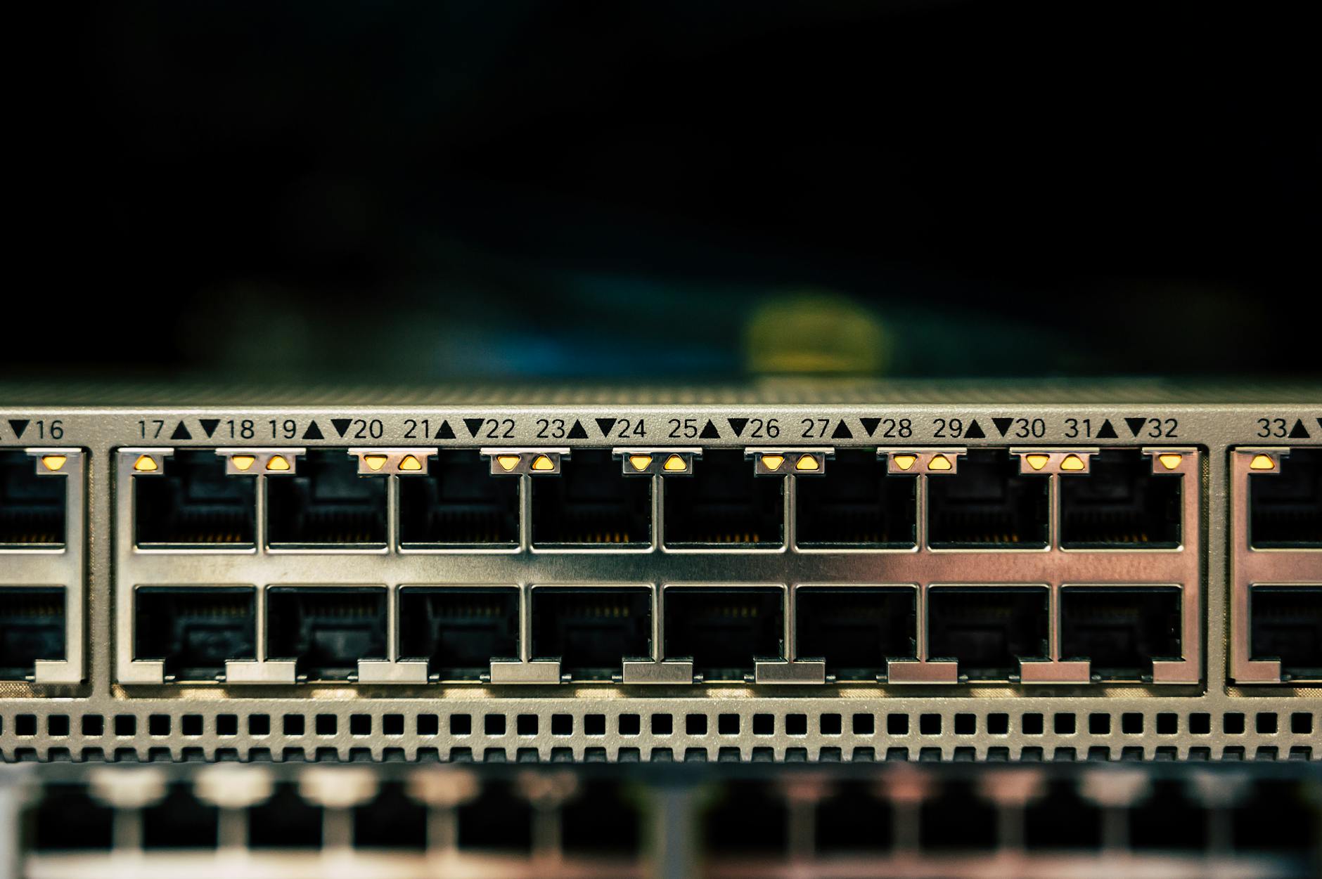 Zbliżenie portów Ethernet i diod LED na przemysłowym switchu VLAN