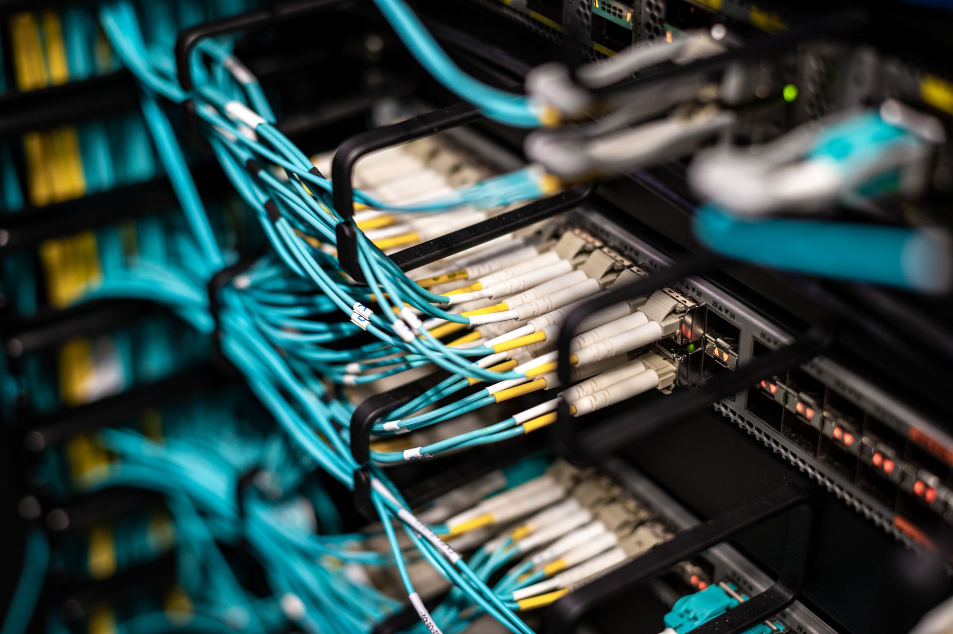 Kable sieciowe w patch panelu serwerowni w kontekście zdalnego dostępu PLC