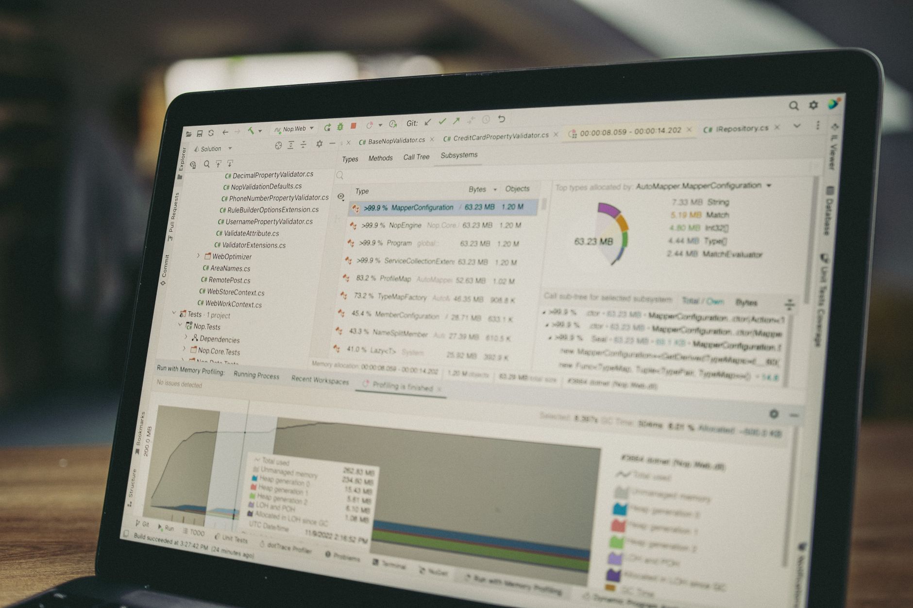 Ekran laptopa z kodem i analizą danych z systemu sterowania PLC
