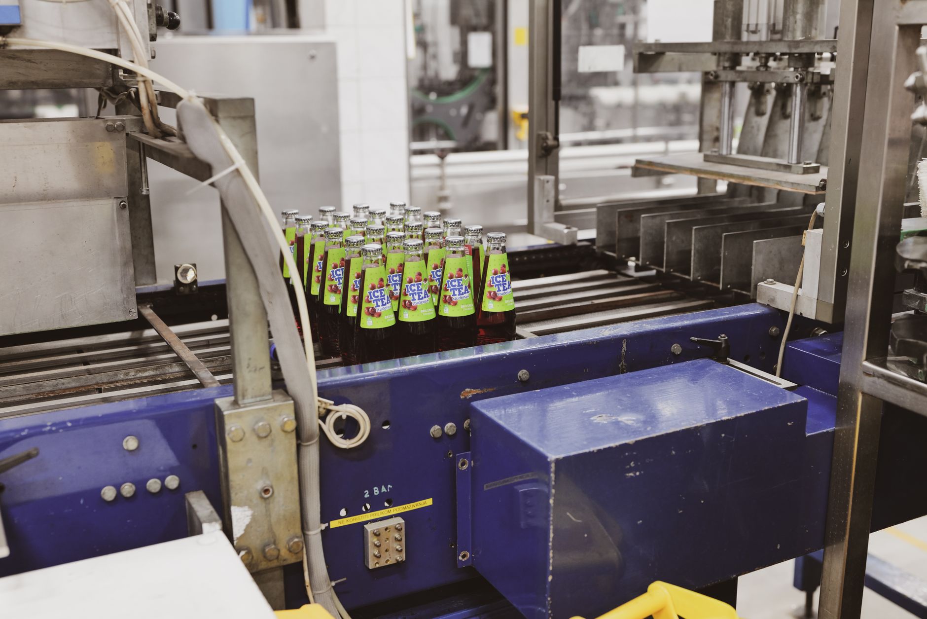 Szklane butelki na zautomatyzowanej linii produkcyjnej w fabryce