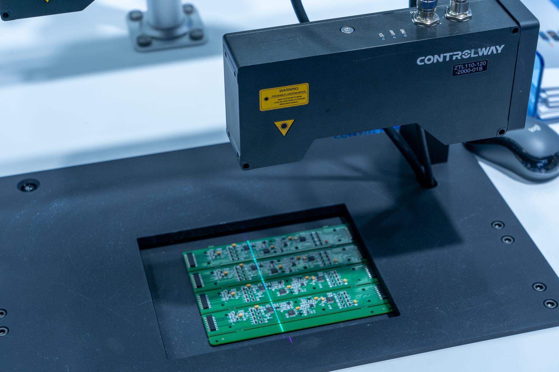 Zbliżenie na maszynę do inspekcji płytek PCB podczas pracy