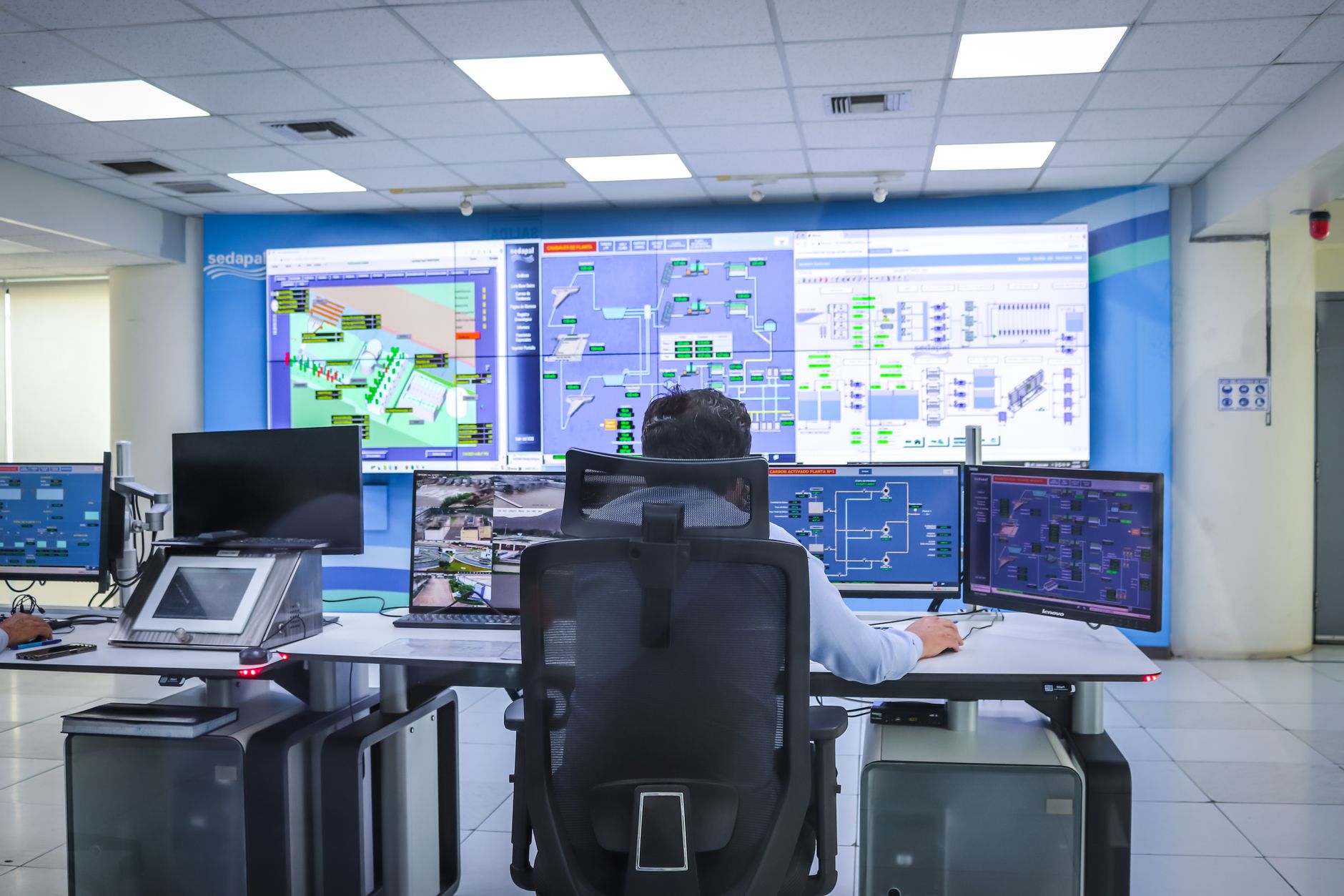 Operator w nowoczesnej sterowni monitorujący systemy technologiczne
