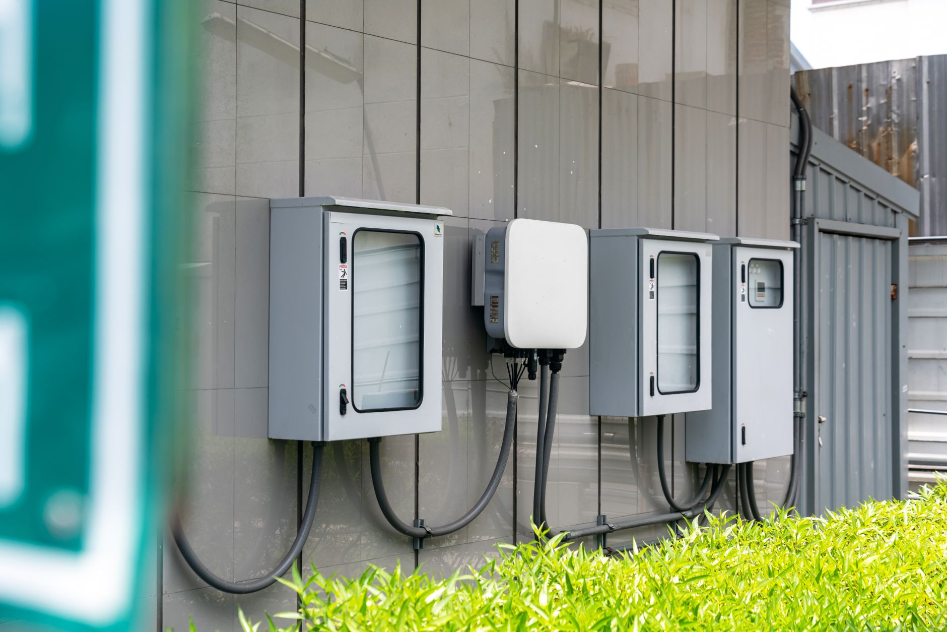 Zbliżenie na zewnętrzne skrzynki elektryczne z okablowaniem na elewacji